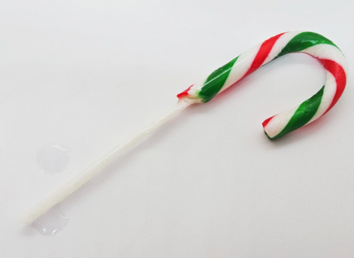 Christmas easy science projects shows a candy cane with a missing end that dissolved in water.