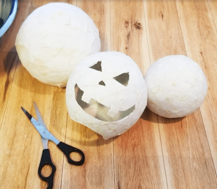 Halloween craft  for kids shows three paper mache balls.