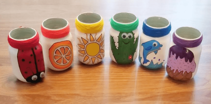 mason jar craft shows a rainbow of mason jars with rainbow pictures on it
