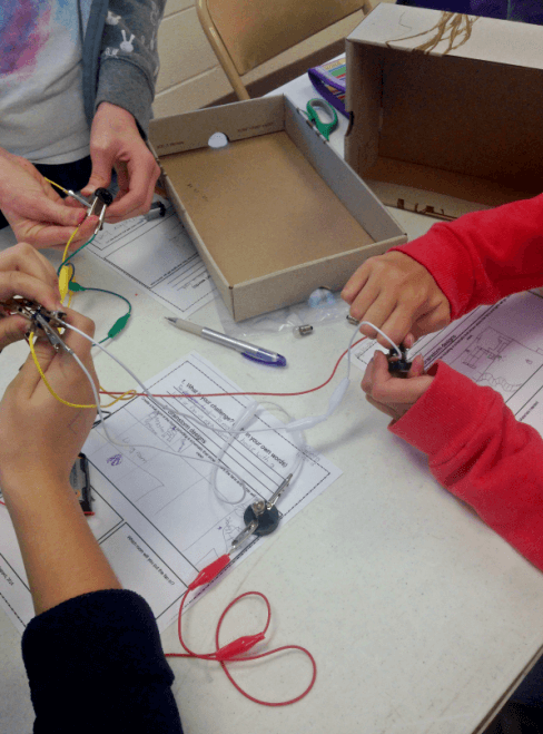 summer stem activity shows children working with electrical circuits