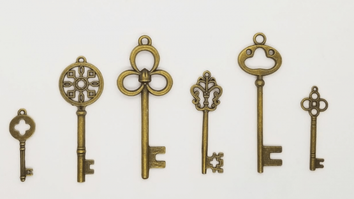 escape room shows six decorative keys.