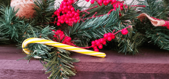 Christmas game shows a yellow candy cane hidden among a wreath.
