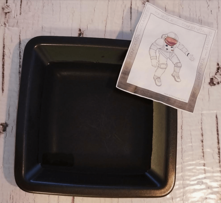 escape room challenge shows a plate with water and an astronaut picture.