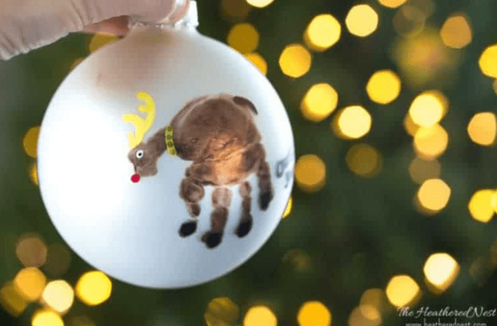 crafts for kids shows a bulb with a reindeer hand print.